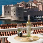 Portolan\'S Amazing Sea & Old Town View